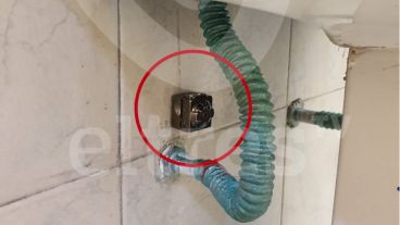 La cámara estaba "oculta" detrás del caño del lavatorio.