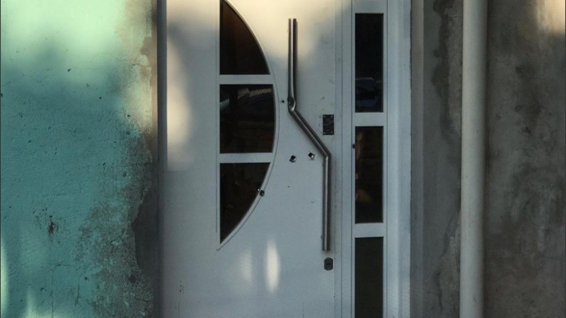 Las marcas de los balazos se pueden advertir en el frente de la casa. 