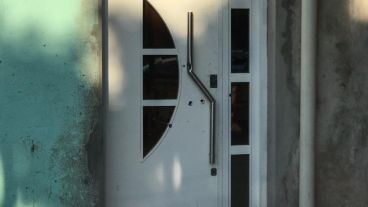 Las marcas de los balazos se pueden advertir en el frente de la casa.