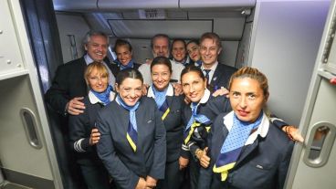 El presidente con la tripulación del vuelo que lo llevó a su segunda gira.