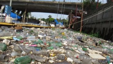 Los envases plásticos descartables son los residuos hallados con mayor frecuencia en el río Paraná.