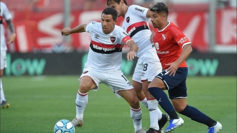 Palacios, en acción ante Maxi en el último partido del año pasado.