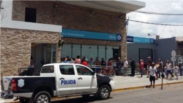 Conmoción en la puerta del Nación de Isidro Casanova.