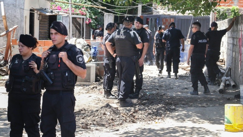 La Policía detuvo al hombre que amenazó y tuvo de rehén a su familia.