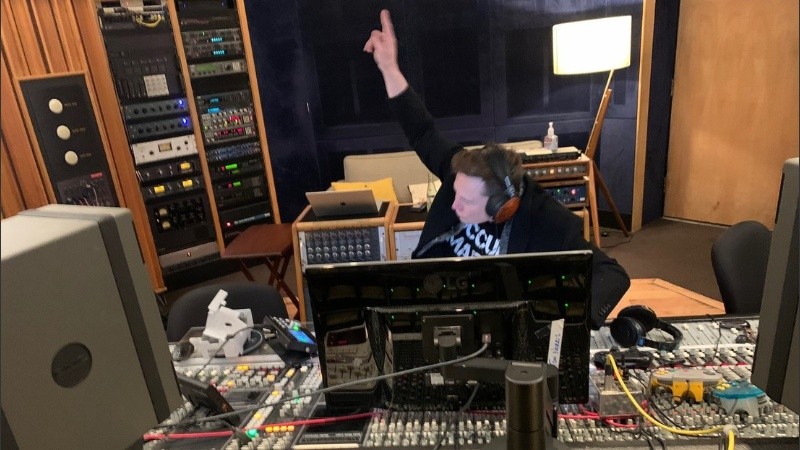  La pieza musical, de 4 minutos, fue publicada por el sello discográfico Emo G Records.