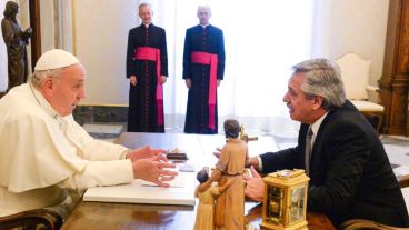 Alberto negó haber hablado del aborto con Francisco.