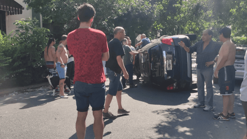 Vecinos y testigos se acercaron al auto volcado sobre Güemes.