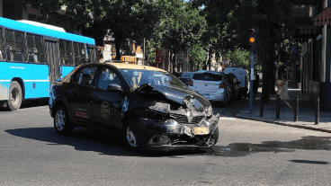 El semáforo con la luz amarilla, después del choque.