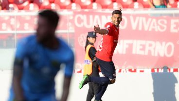 Silvio Romero puso el 4 a 0 parcial en el segundo tiempo.