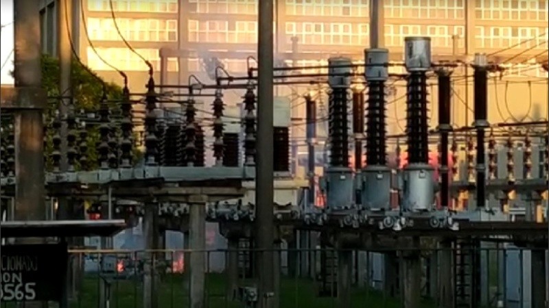 Bomberos debieron intervenir para apagar el fuego.