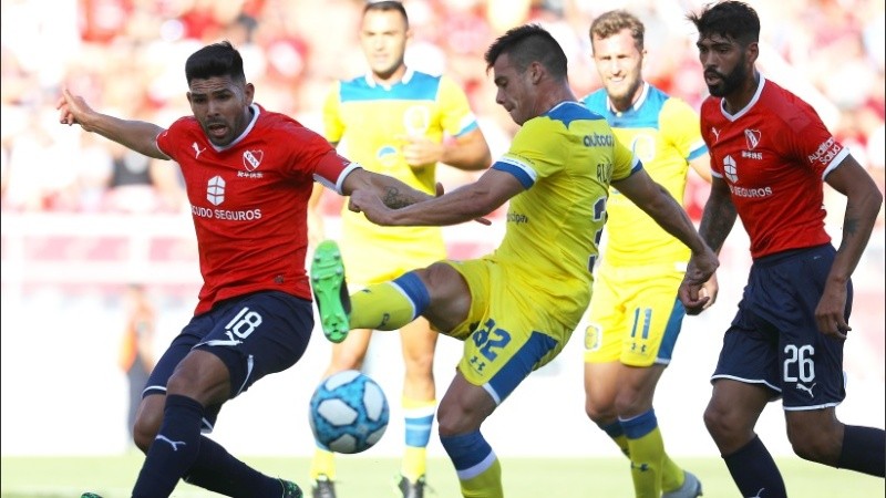 Almada, en el poco tiempo en el que estuvo en cancha ante el Rojo.