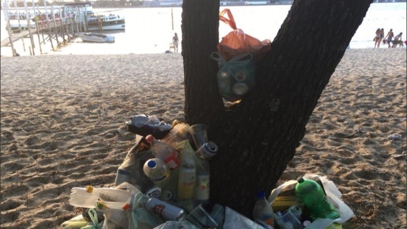 Restos, bolsas y botellas son dejados en las islas por quienes las visitan y se van. 