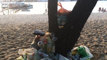 Restos, bolsas y botellas son dejados en las islas por quienes las visitan y se van.