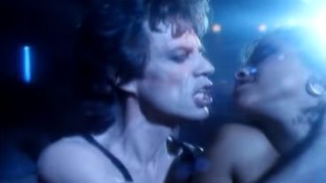 Mick Jagger con Rae Dawn Chong en el video de Just Another Night.
