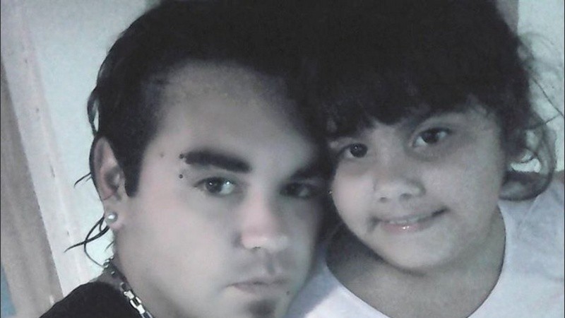 Yonatan Giménez y su hija Liz, fallecida el domingo en el Hospital de Niños Zona Norte.