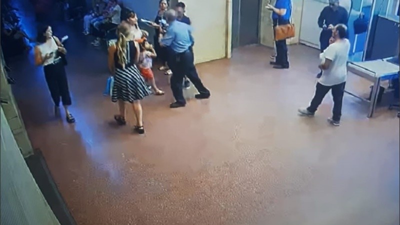 Médicos y policías permitieron reanimar al bebé tras el pedido de ayuda de los papás.