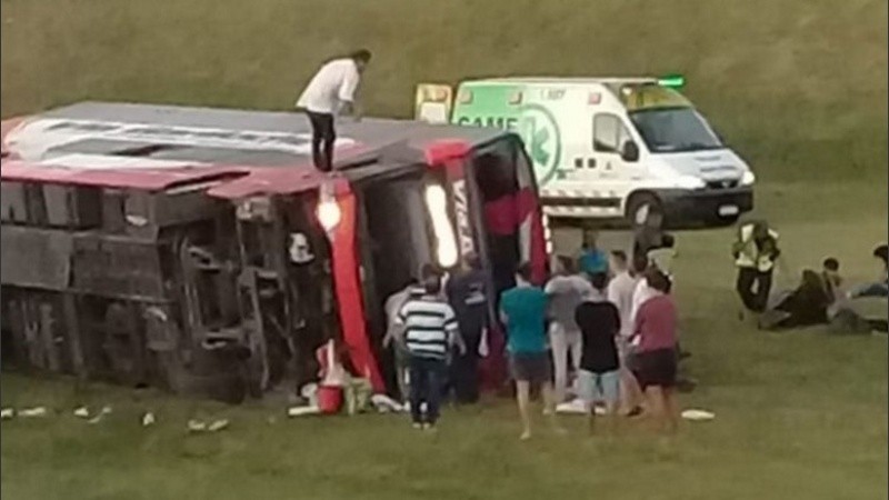 El micro volcado en la ruta 2.