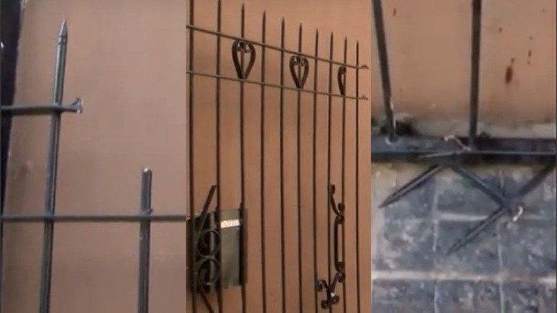 Los bomberos tuvieron que cortar la reja para sacar al hombre.