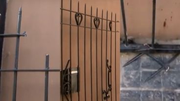 Los bomberos tuvieron que cortar la reja para sacar al hombre.