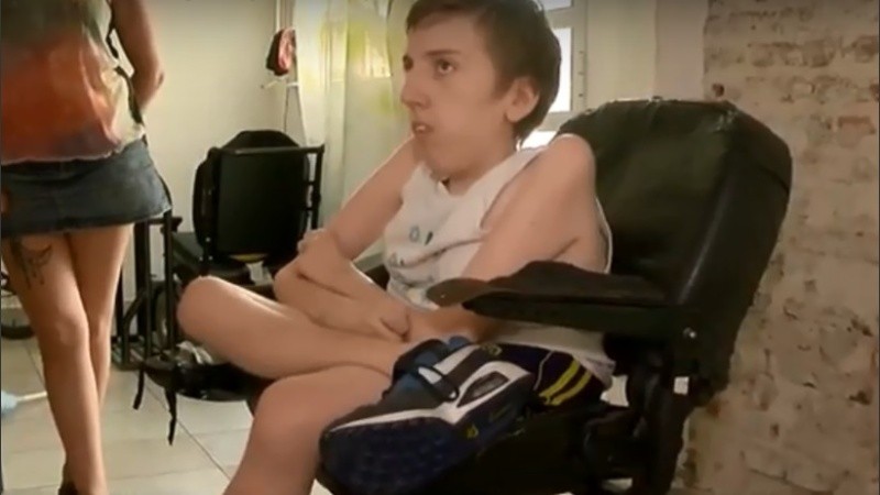 Valentín necesita una nueva silla de ruedas motorizada.