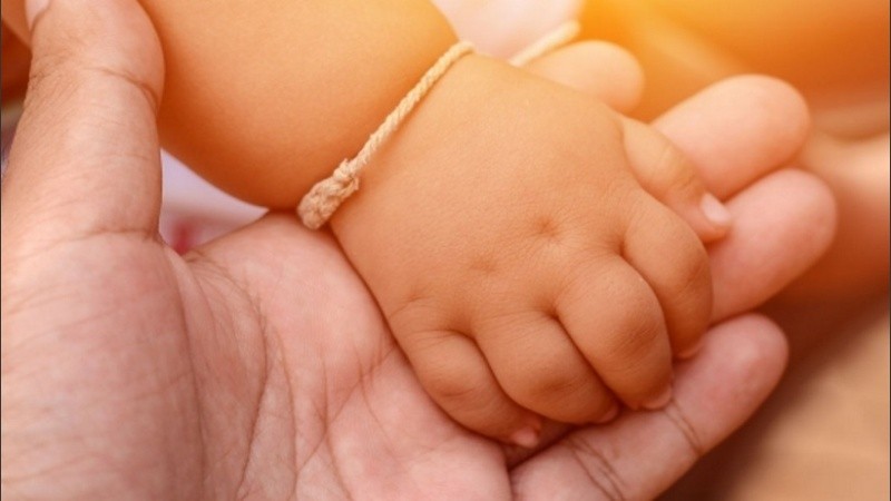 La niñita fue llevada de la mano por esta mujer. 