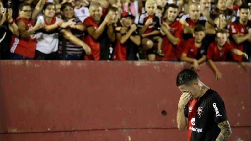 Toda la emoción de Moreno al salir aplaudido por los hinchas.