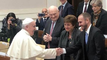 El Papa Francisco le estrechó la mano al ministro Martín Guzmán en Roma.