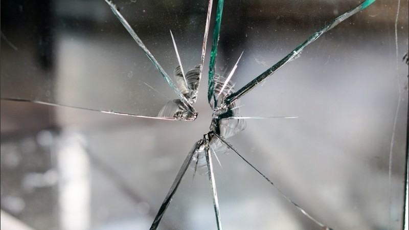 Al colectivo le rompieron el parabrisas.