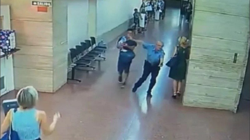 José en plena acción para salvarle la vida al bebé Bastian. 