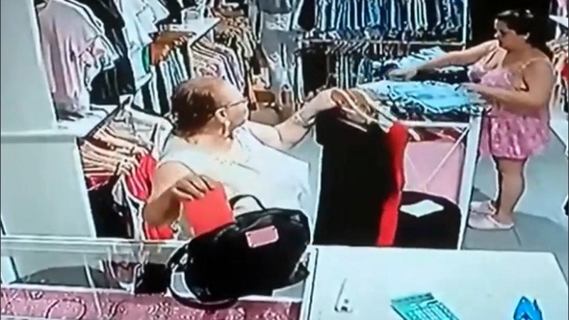 La imagen de la mechera que robó a la empleada del Comercio de Castellanos al 1.200, captadas por las cámaras de seguridad del local.