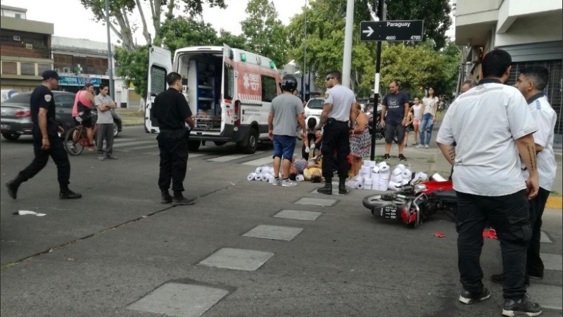 Los jóvenes quedaron tendidos en el asfalto.