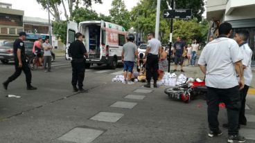 Los jóvenes quedaron tendidos en el asfalto.