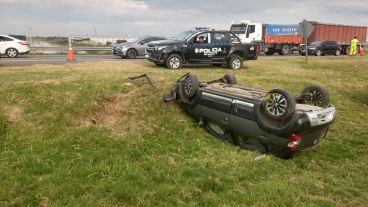 El vuelco en la autopista ocurrió este jueves a la tarde.