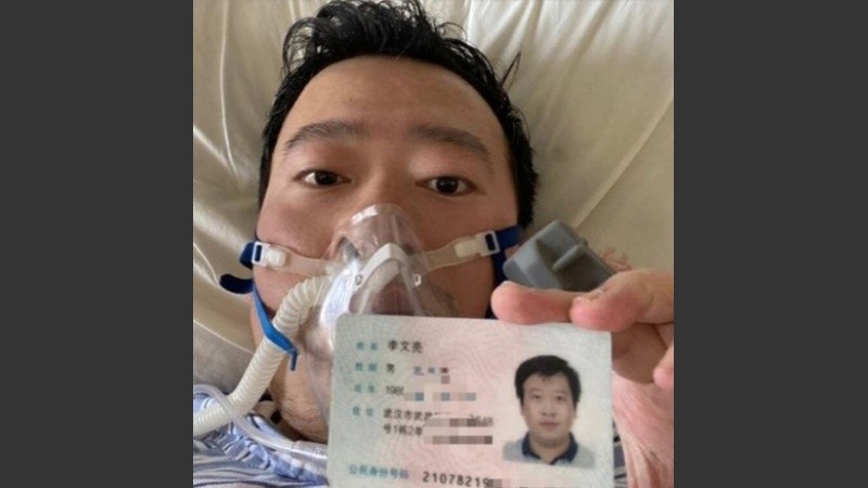 La última foto del doctor Li Wenliang en el hospital de Wuhan