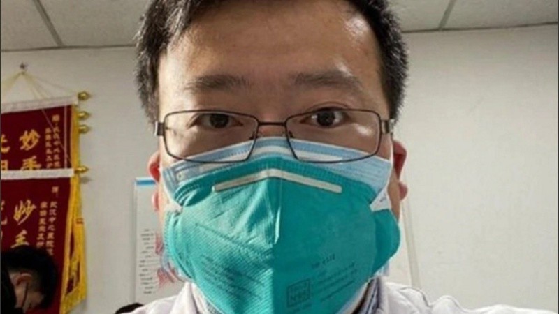 Li Wenliang, uno de los primeros médicos que advirtió sobre el nuevo coronavirus pero fue silenciado por las autoridades chinas.