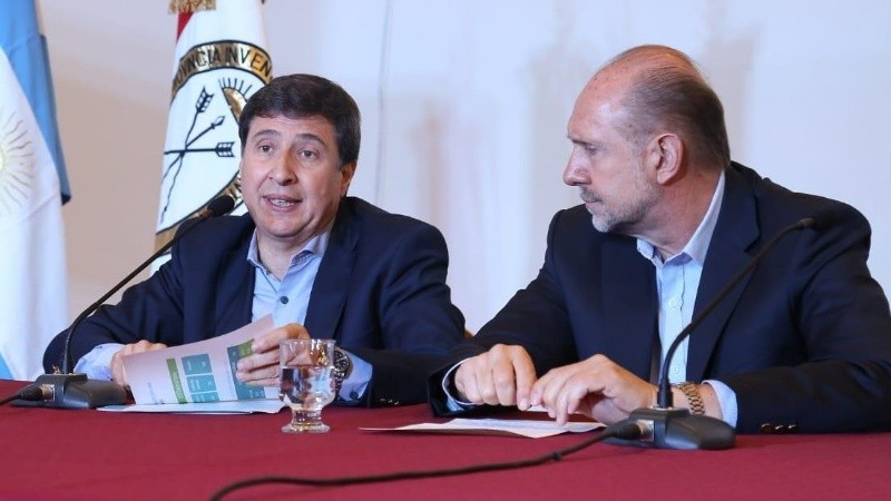 El ministro Daniel Arroyo junto al gobernador Omar Perotti.