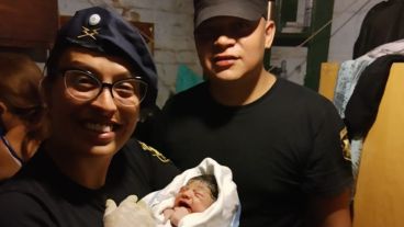 La pequeña María Juliana en brazos de María.