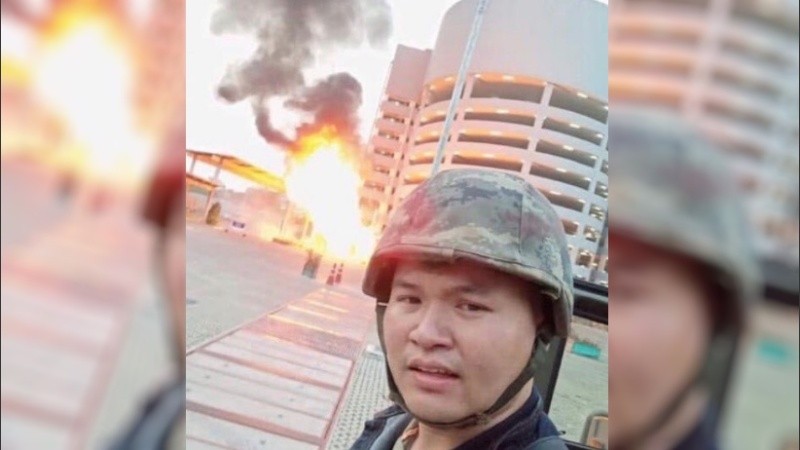 Jakrapanth Thomma publicó en su perfil de Facebook fotos y comentarios del ataque al centro comercial tailandés.
