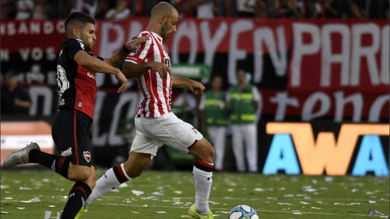 Fernández vs. Mascherano, uno de los duelos del mediocampo en el choque entre la Lepra y el Pincha.