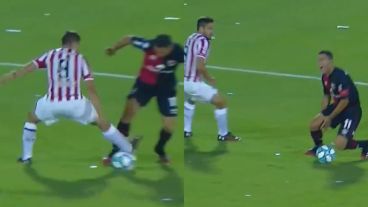 El momento en el que Maxi cae en el área rival.