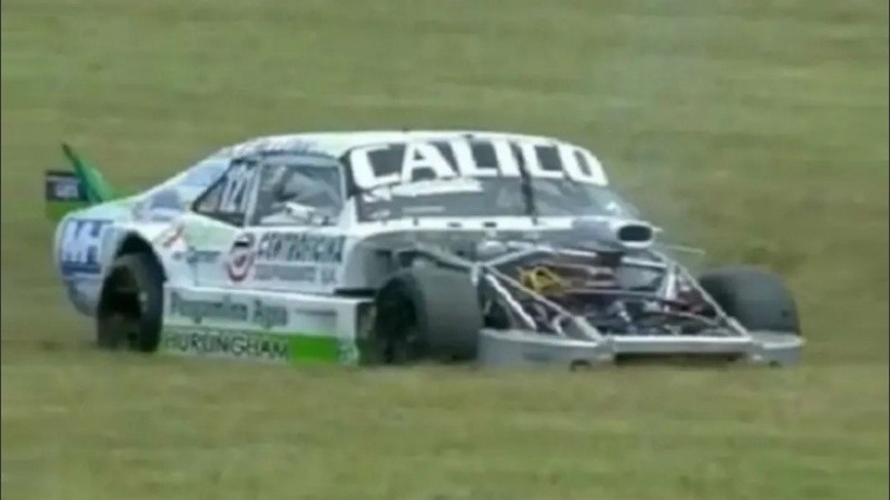 El coche dañado del entrerriano Nicolás Ghirardi (Chevrolet) tras el choque.