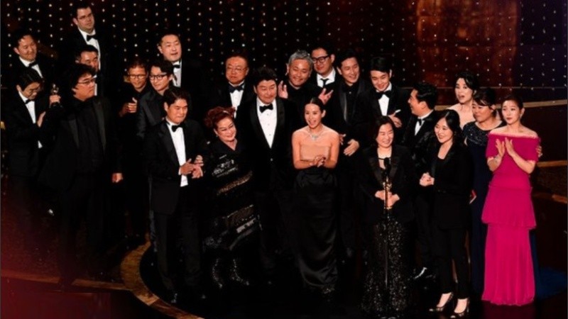El elenco, producción y equipo técnico de parásitos celebra su Oscar a mejor película.
