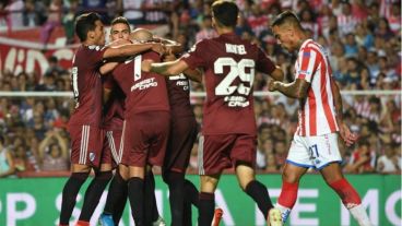 River ganó en Santa Fe y es puntero de la Superliga