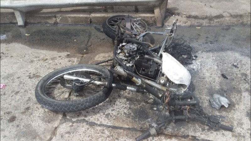 La moto se prendió fuego tras el siniestro.