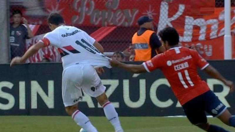 Maxi Rodríguez es tomado en el área. Vs Independiente tampoco le cobraron penal.