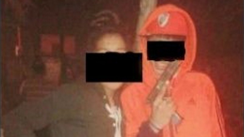 M. baleó a un policía en una pierna, muy cerca de su propia casa. 