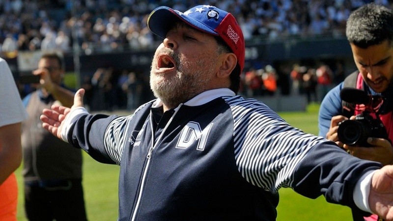 Maradona dirige a Gimnasia de La Plata. ¿Se irá a España?