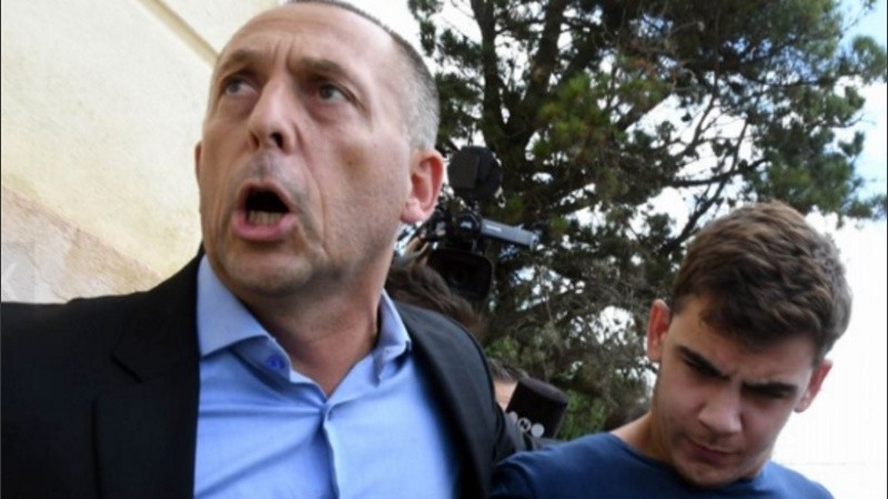 Los escoltaba su abogado Hugo Tomei que, por lo bajo, murmuraba: “¡Qué vergüenza! Déjenlos”.