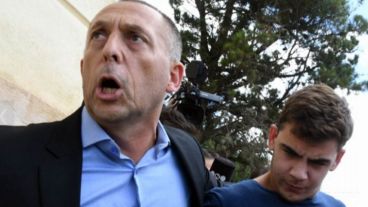 Los escoltaba su abogado Hugo Tomei que, por lo bajo, murmuraba: “¡Qué vergüenza! Déjenlos”.