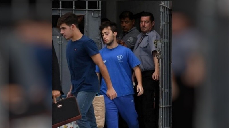 Alejo Milanesi y Juan Pedro Guarino al momento de ser liberados, aunque no sobreseídos.